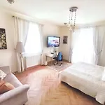 Bellevue Apartment With Ac & Heating & Terrace